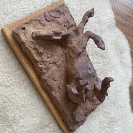 Gabriel Strassner, Ležiaci kôň, plastika z kovu, výška 11 cn, drevená podložka 15x26 cm, 120 €