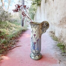 Sylvia Breznianska, Úzka keramická váza v pastelových farbách, výška 23 cm, priemer 7,5 cm, 39 €